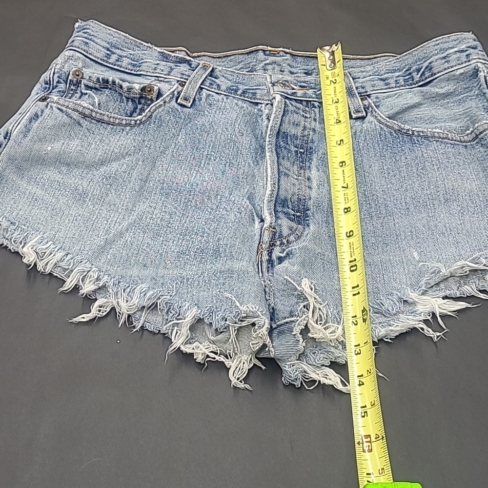 Levis 501 Women's Light Blue Denim Shorts Size M/L - Picture 2 of 5